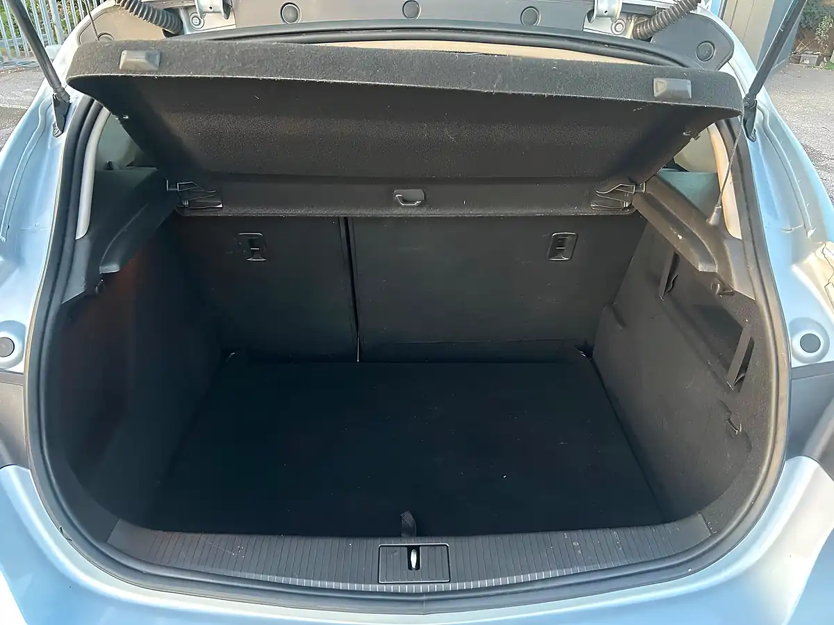 Used 2015 Vauxhall Astra Excite Silver - Interior and Exterior details 17