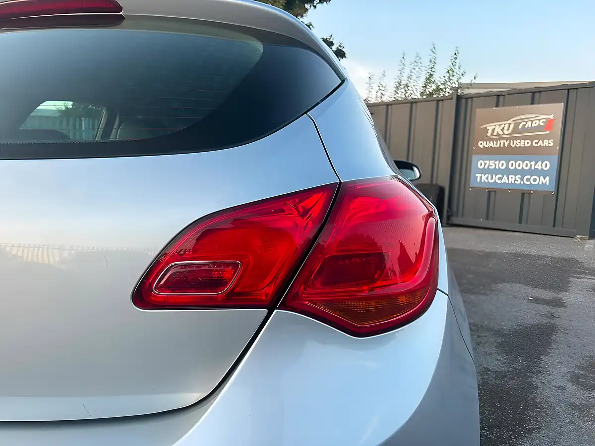 Used 2015 Vauxhall Astra Excite Silver - Interior and Exterior details 18