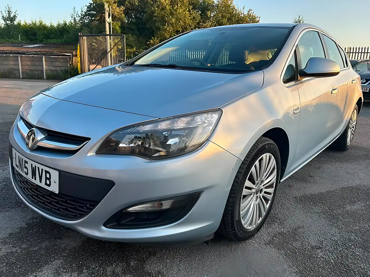 Used 2015 Vauxhall Astra Excite Silver - Interior and Exterior details 3