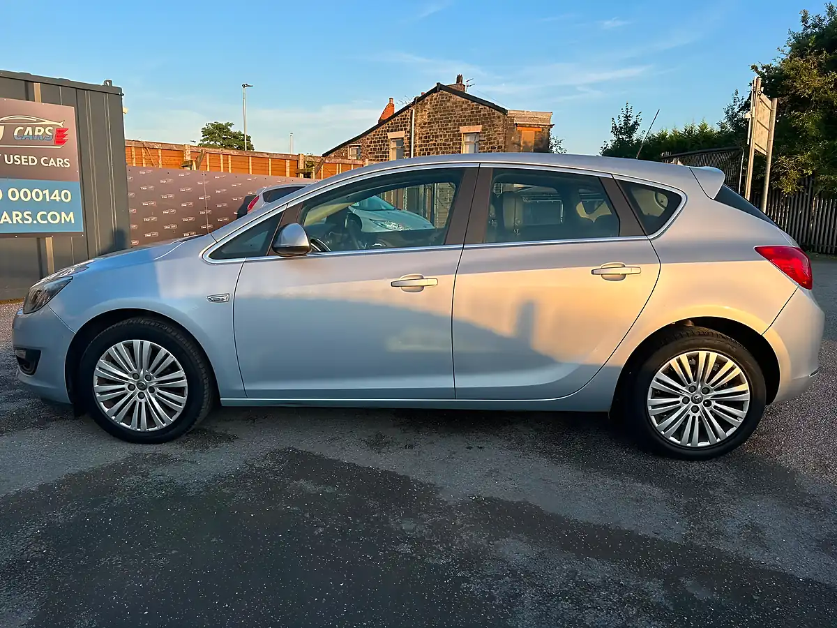 Used 2015 Vauxhall Astra Excite Silver - Interior and Exterior details 4