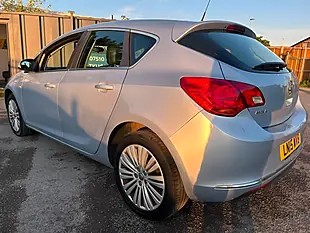Used 2015 Vauxhall Astra Excite Silver - Interior and Exterior details 5
