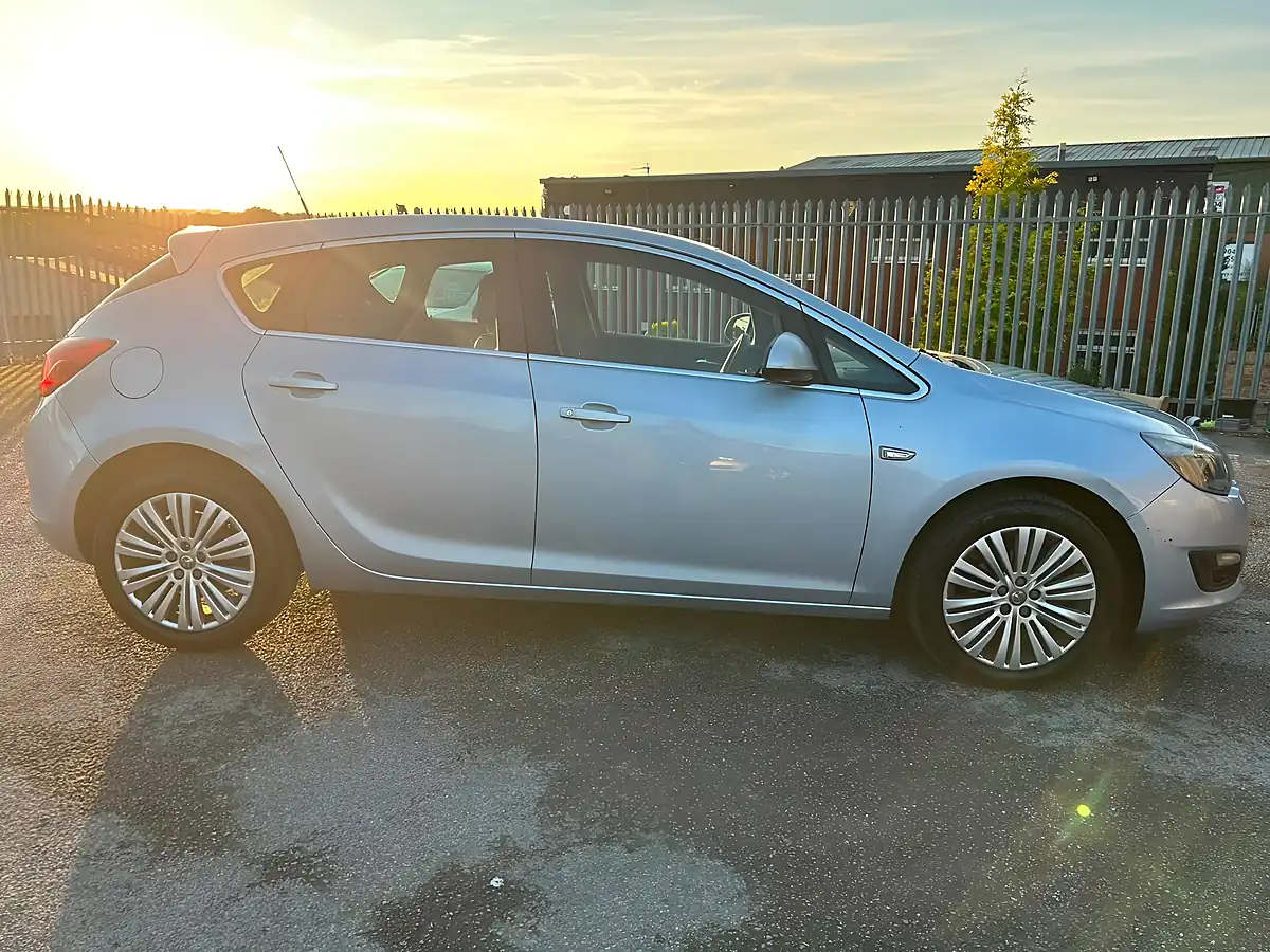 Used 2015 Vauxhall Astra Excite Silver - Interior and Exterior details 8