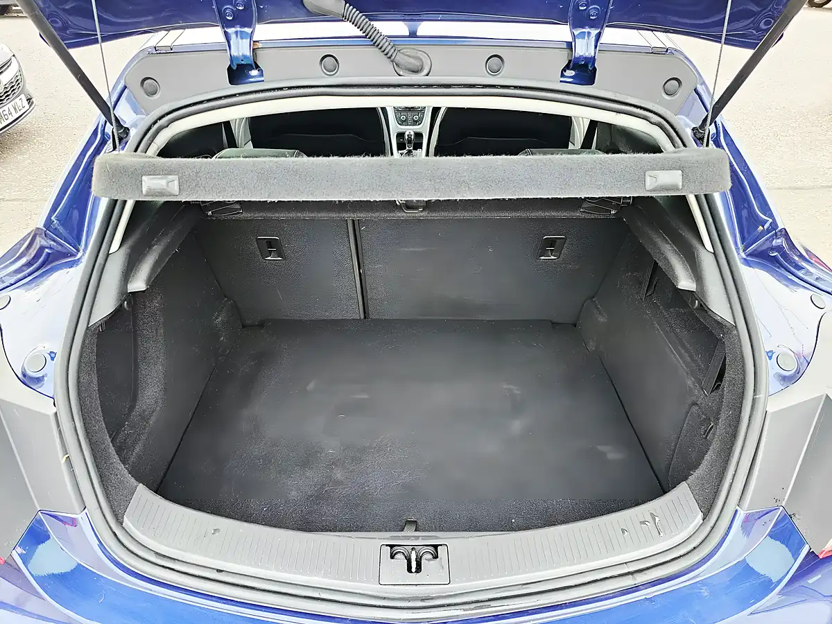 Used 2015 Vauxhall Astra Gtc Sri Blue - Interior and Exterior details 8