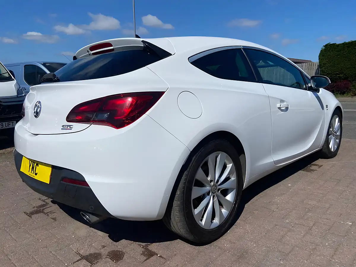 Used 2015 Vauxhall Astra Gtc Sri White - Interior and Exterior details 10