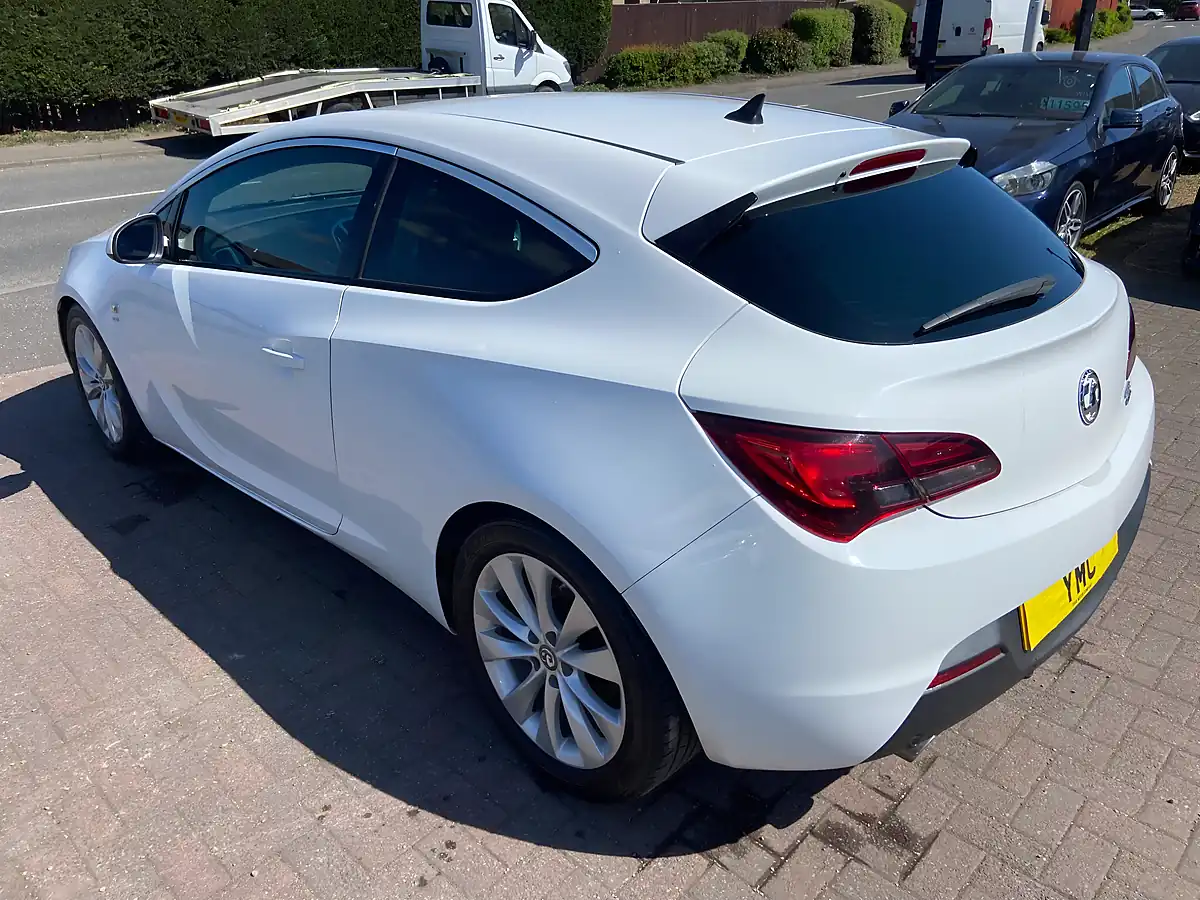 Used 2015 Vauxhall Astra Gtc Sri White - Interior and Exterior details 13