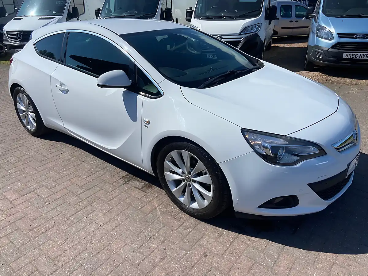 Used 2015 Vauxhall Astra Gtc Sri White - Interior and Exterior details 7