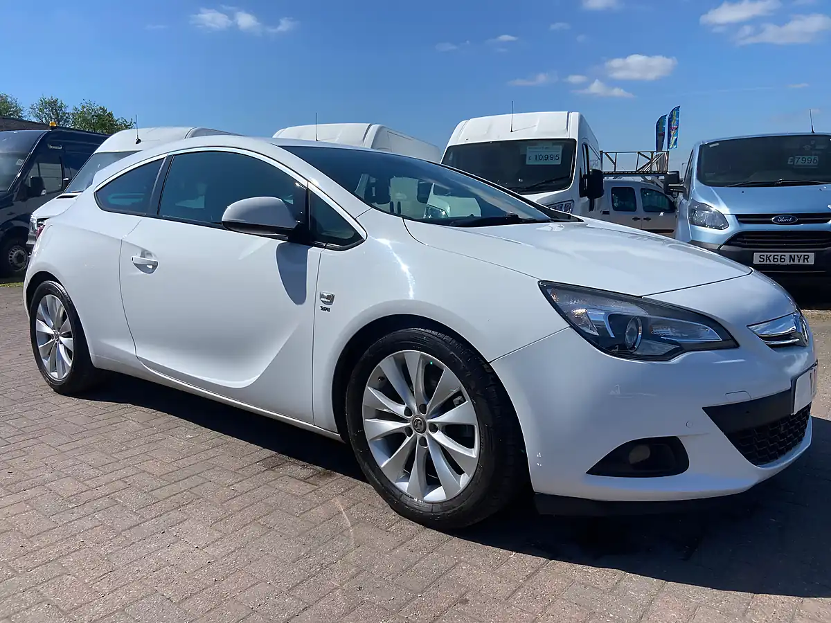 Used 2015 Vauxhall Astra Gtc Sri White - Interior and Exterior details 8