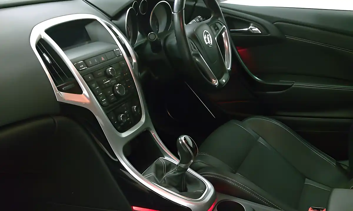 Used 2015 Vauxhall Astra Gtc Vxr Aero Pack Olympic White - Interior and Exterior details 10