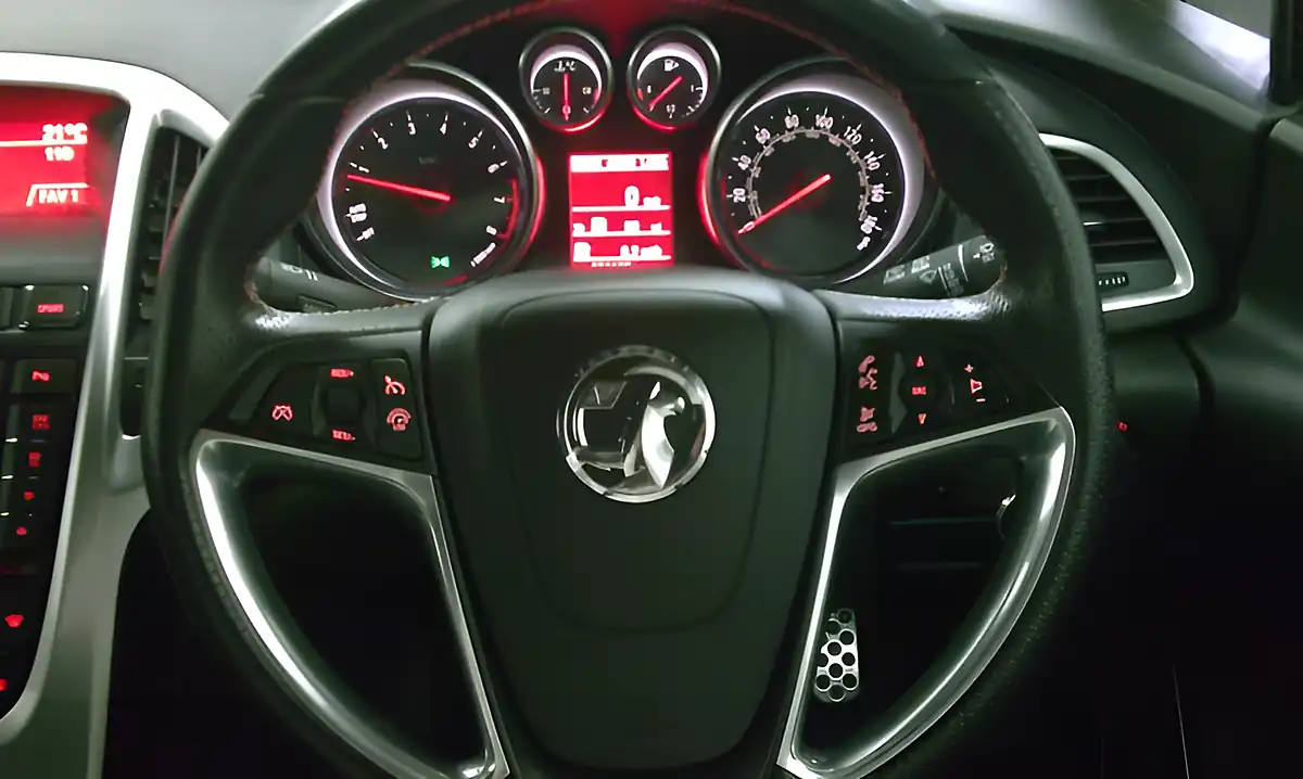 Used 2015 Vauxhall Astra Gtc Vxr Aero Pack Olympic White - Interior and Exterior details 11