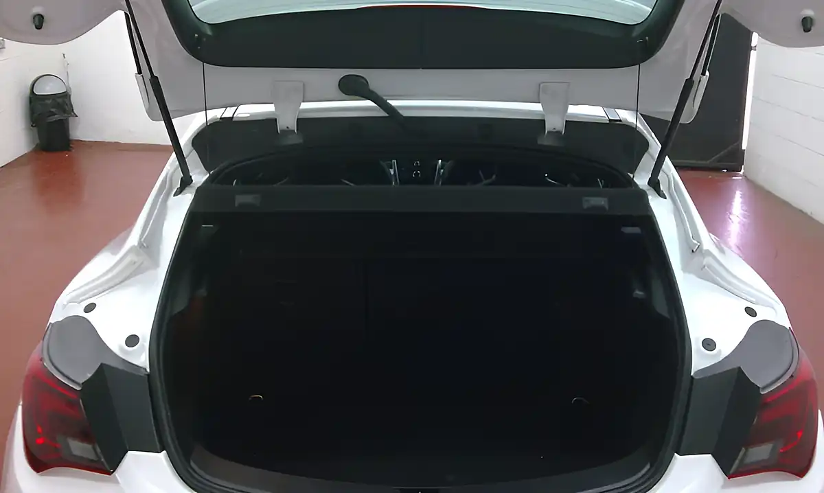 Used 2015 Vauxhall Astra Gtc Vxr Aero Pack Olympic White - Interior and Exterior details 9