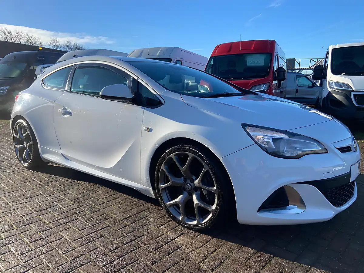 Used 2015 Vauxhall Astra Gtc Vxr White - Interior and Exterior details 17