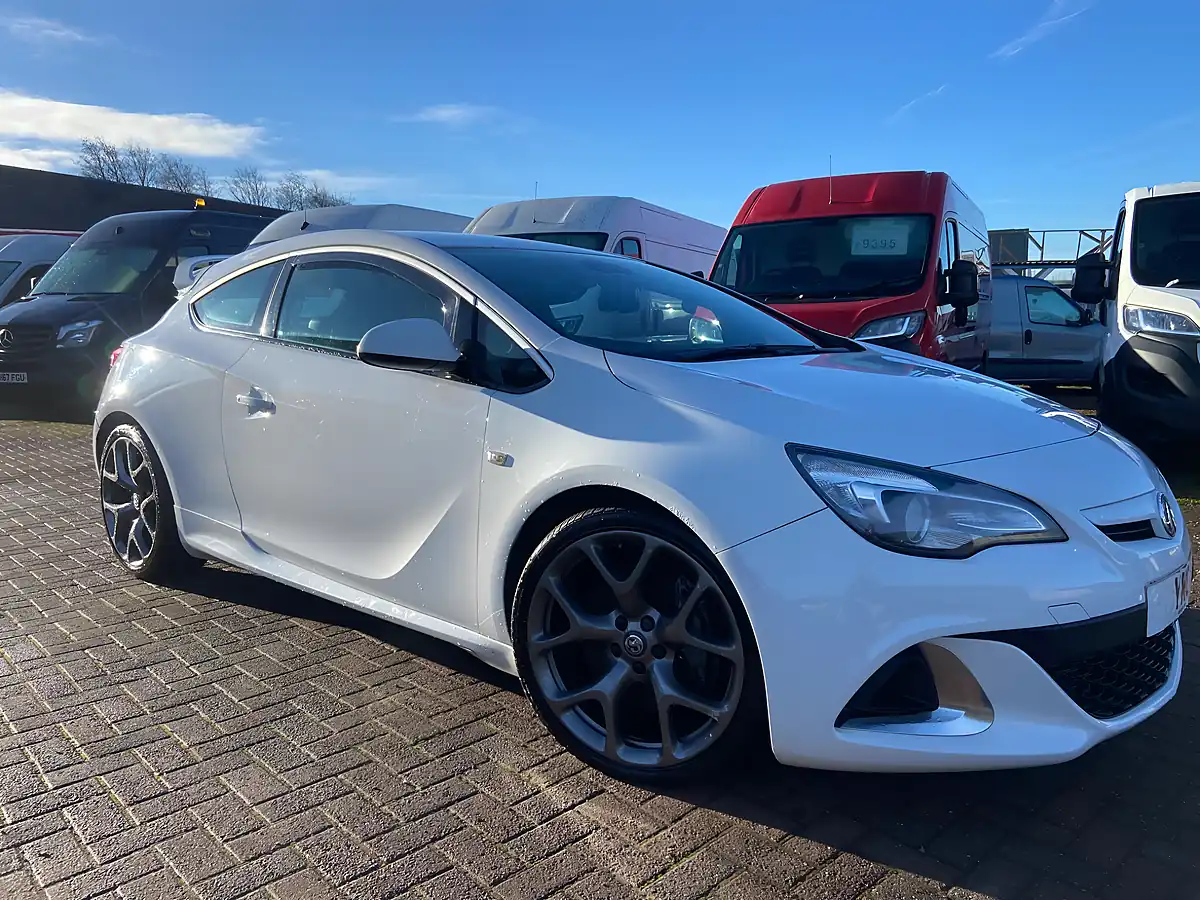 Used 2015 Vauxhall Astra Gtc Vxr White - Interior and Exterior details 6