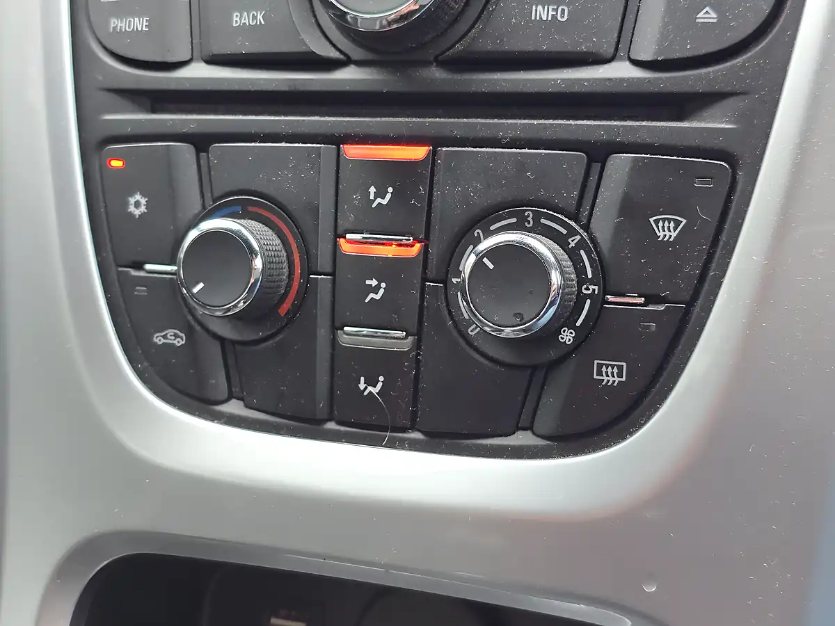 Used 2015 Vauxhall Astra Gtc Vxr White - Interior and Exterior details 10