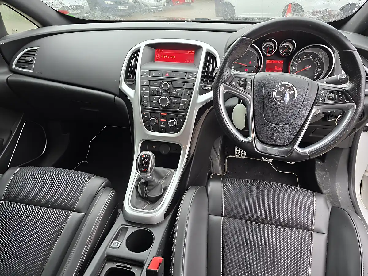 Used 2015 Vauxhall Astra Gtc Vxr White - Interior and Exterior details 7