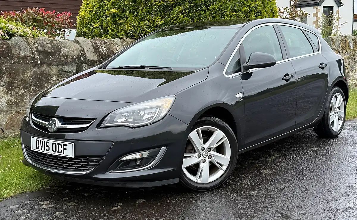 Used 2015 Vauxhall Astra Sri Black - Front View
