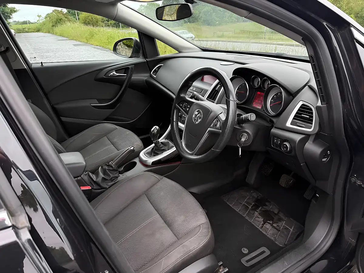 Used 2015 Vauxhall Astra Sri Black - Interior and Exterior details 10