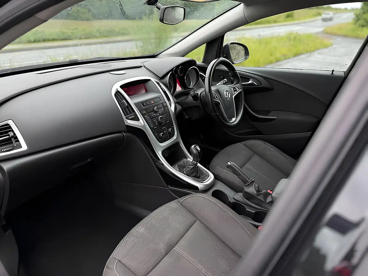 Used 2015 Vauxhall Astra Sri Black - Interior and Exterior details 12
