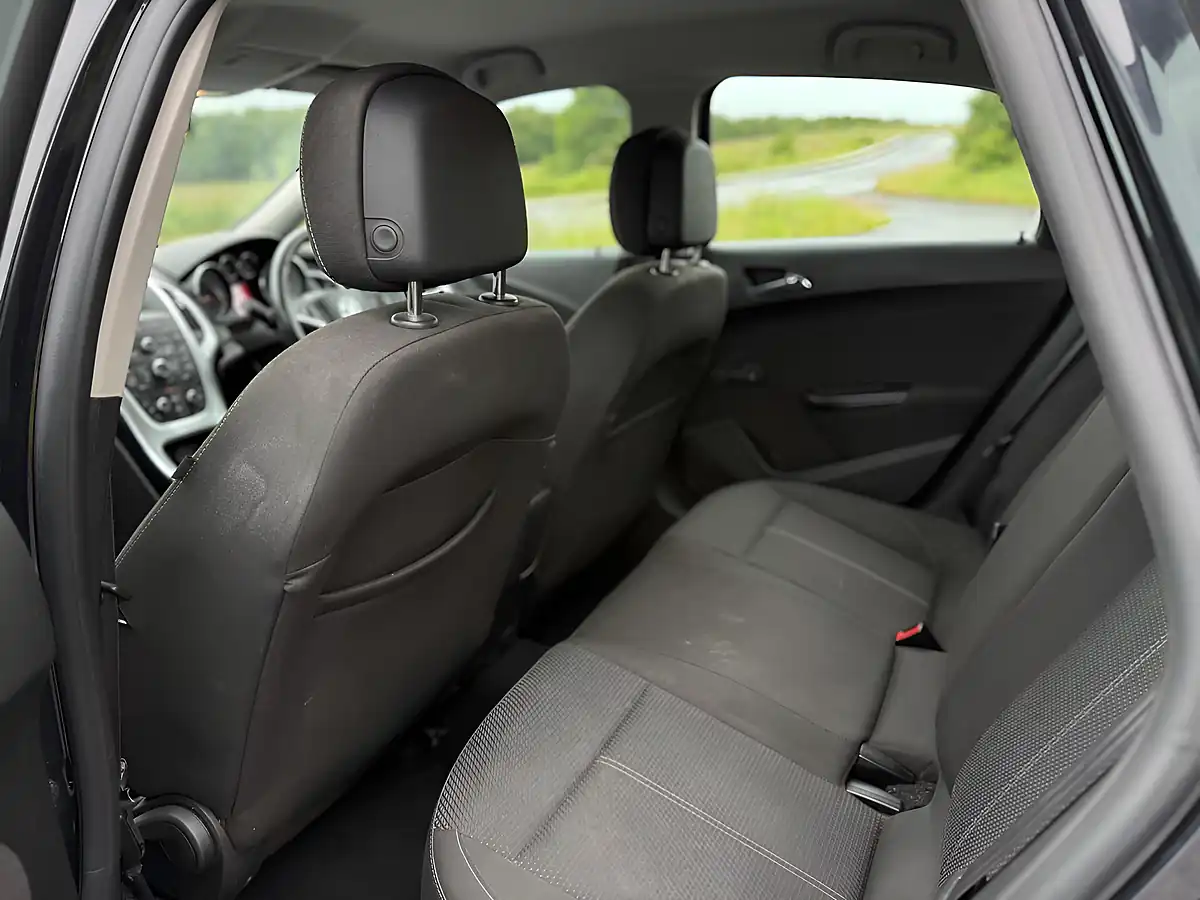 Used 2015 Vauxhall Astra Sri Black - Interior and Exterior details 15
