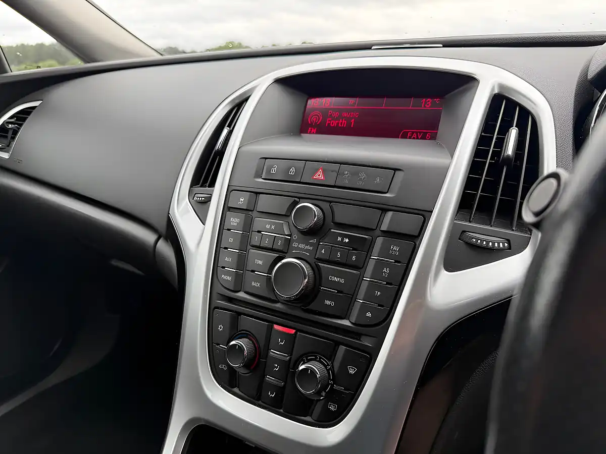 Used 2015 Vauxhall Astra Sri Black - Interior and Exterior details 16