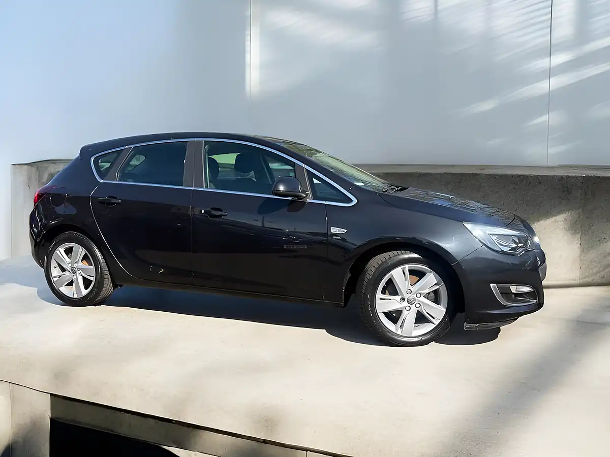 Used 2015 Vauxhall Astra Sri Black - Front View