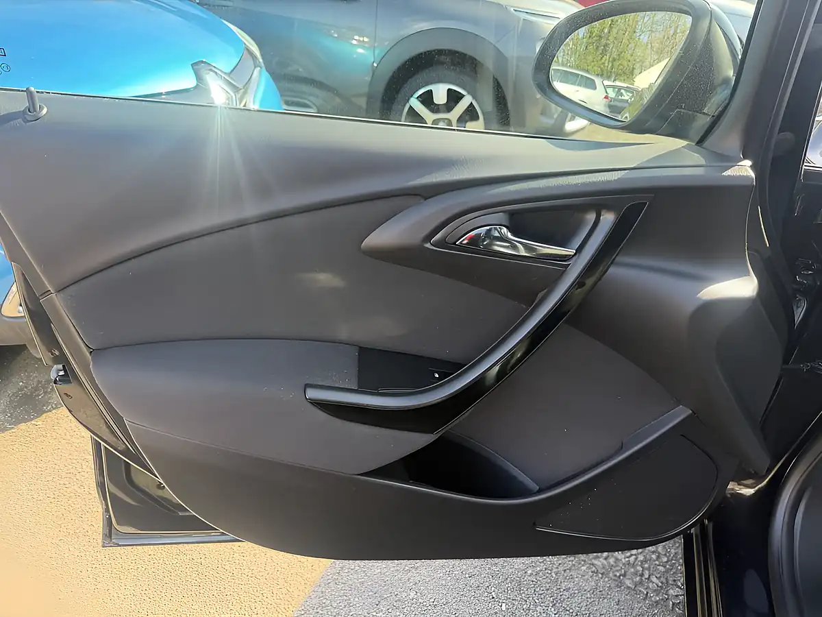 Used 2015 Vauxhall Astra Sri Black - Interior and Exterior details 14