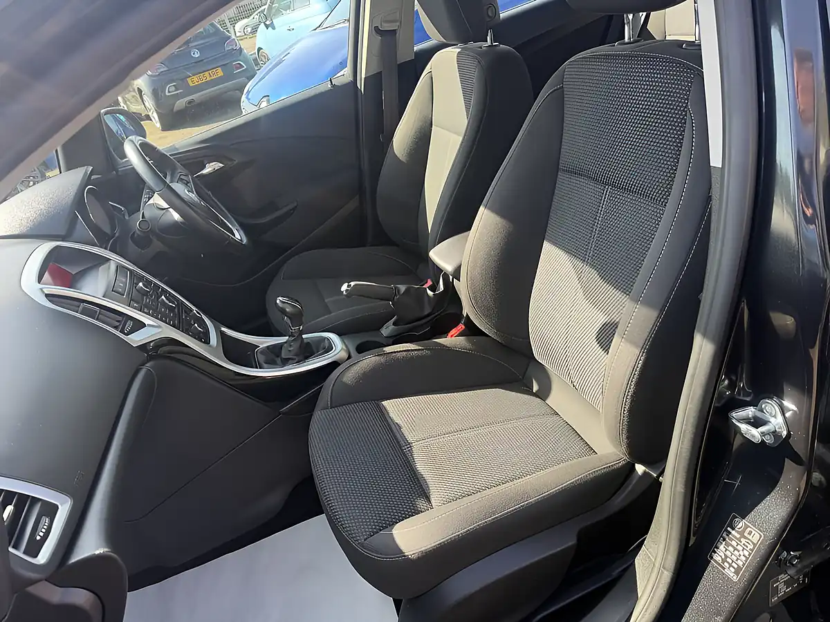 Used 2015 Vauxhall Astra Sri Black - Interior and Exterior details 15