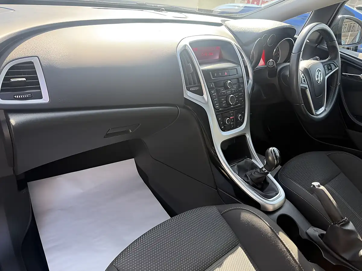 Used 2015 Vauxhall Astra Sri Black - Interior and Exterior details 16
