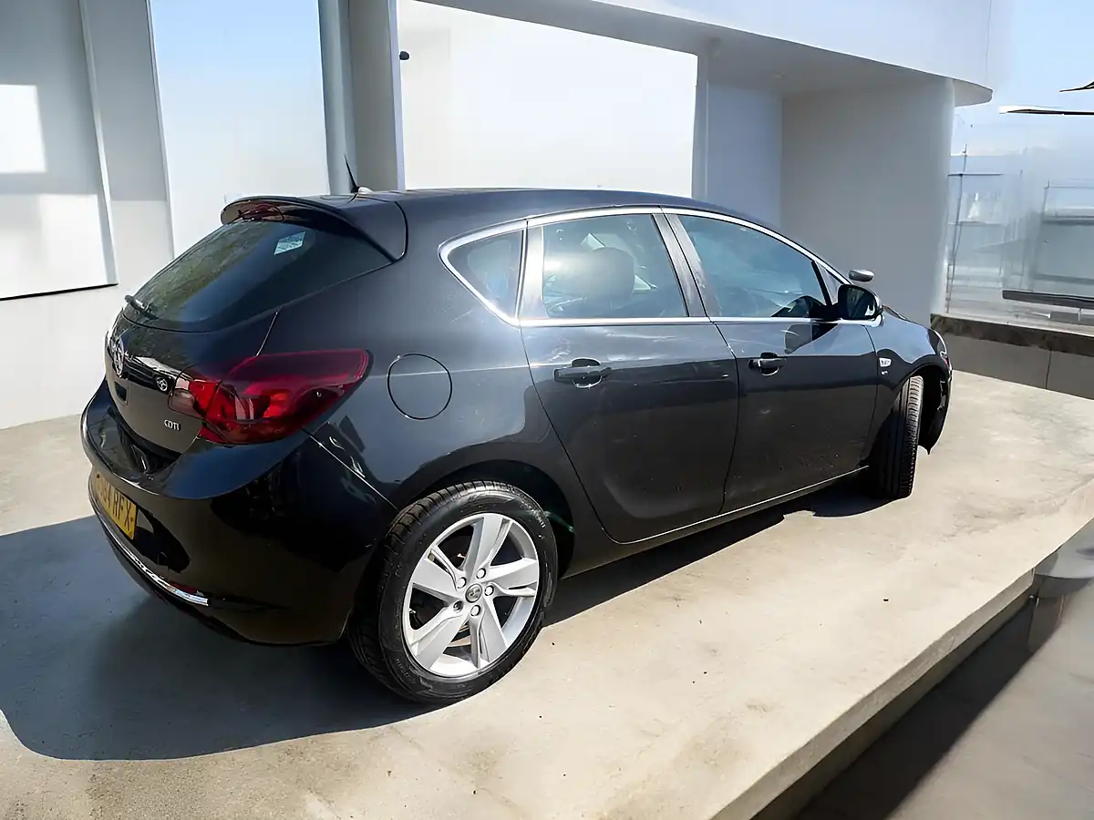 Used 2015 Vauxhall Astra Sri Black - Interior and Exterior details 4