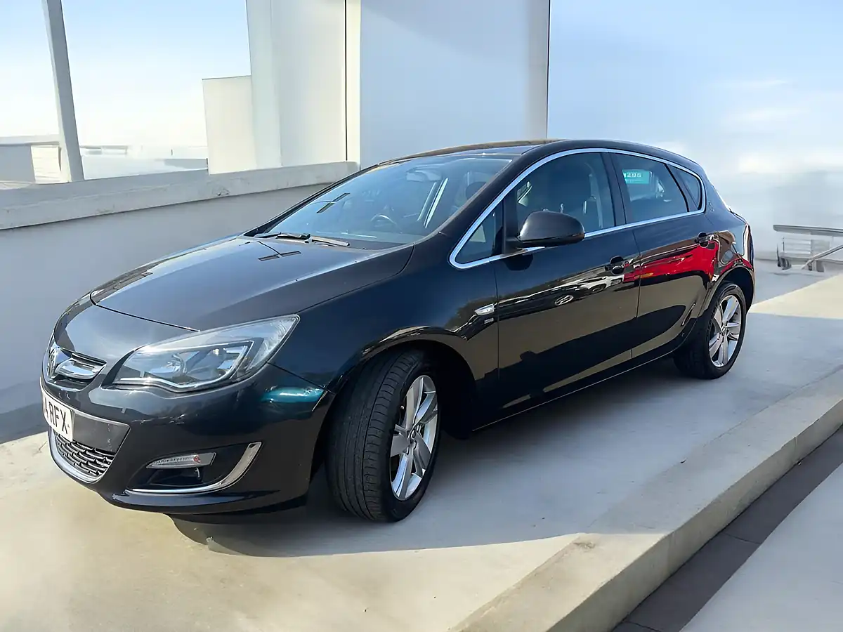Used 2015 Vauxhall Astra Sri Black - Interior and Exterior details 5