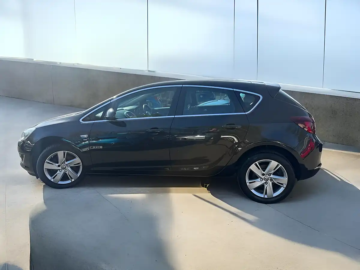 Used 2015 Vauxhall Astra Sri Black - Interior and Exterior details 8