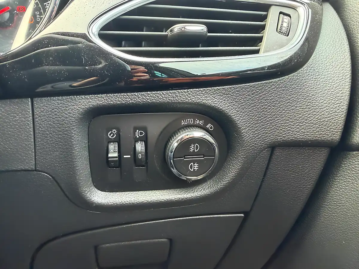 Used 2015 Vauxhall Astra Sri Black - Interior and Exterior details 12
