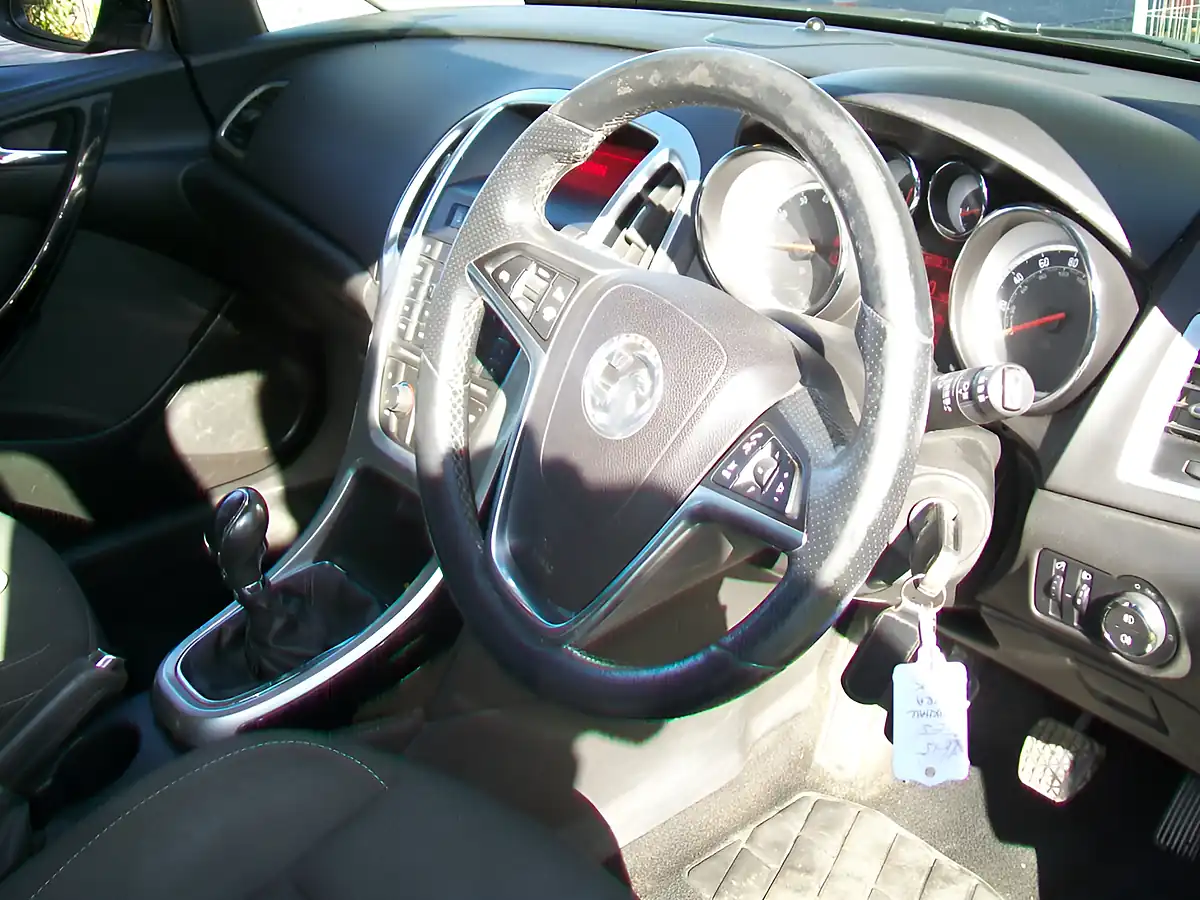 Used 2015 Vauxhall Astra Sri Black - Interior and Exterior details 7
