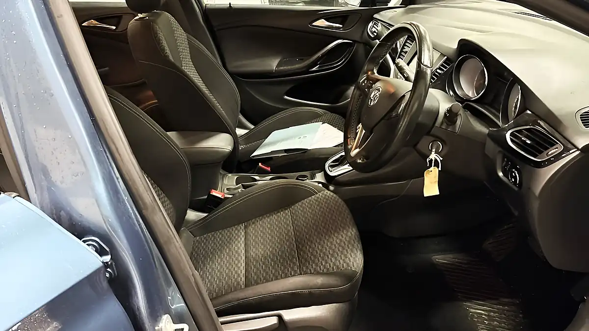 Used 2015 Vauxhall Astra Sri Blue - Interior and Exterior details 9