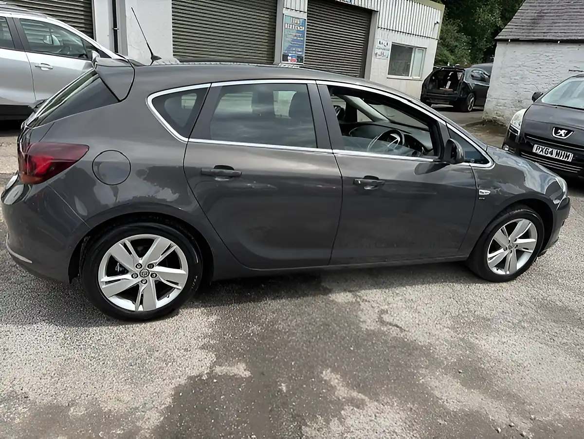 Used 2015 Vauxhall Astra Sri Brown - Interior and Exterior details 5
