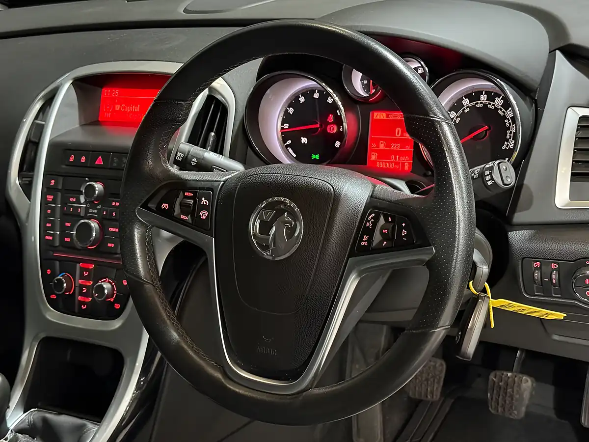 Used 2015 Vauxhall Astra Sri Green - Interior and Exterior details 10
