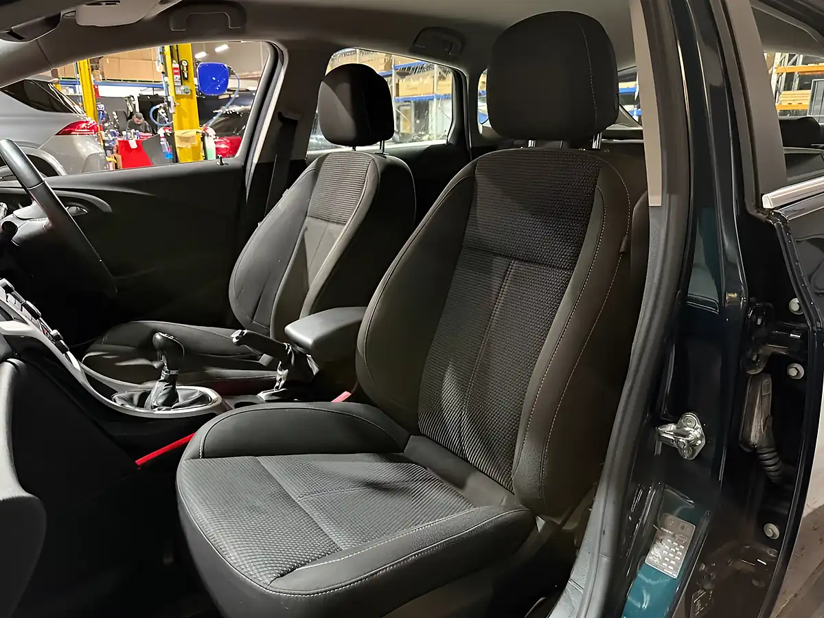 Used 2015 Vauxhall Astra Sri Green - Interior and Exterior details 12