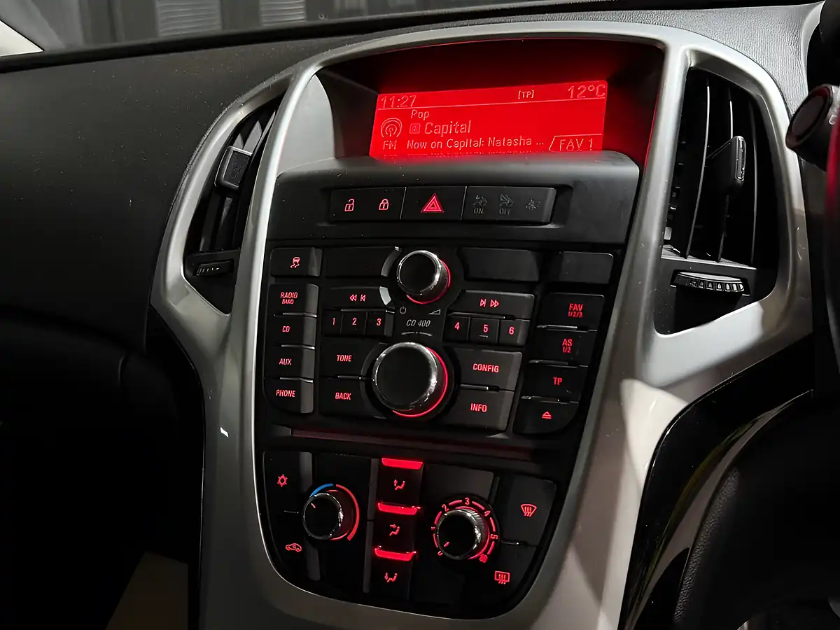 Used 2015 Vauxhall Astra Sri Green - Interior and Exterior details 13
