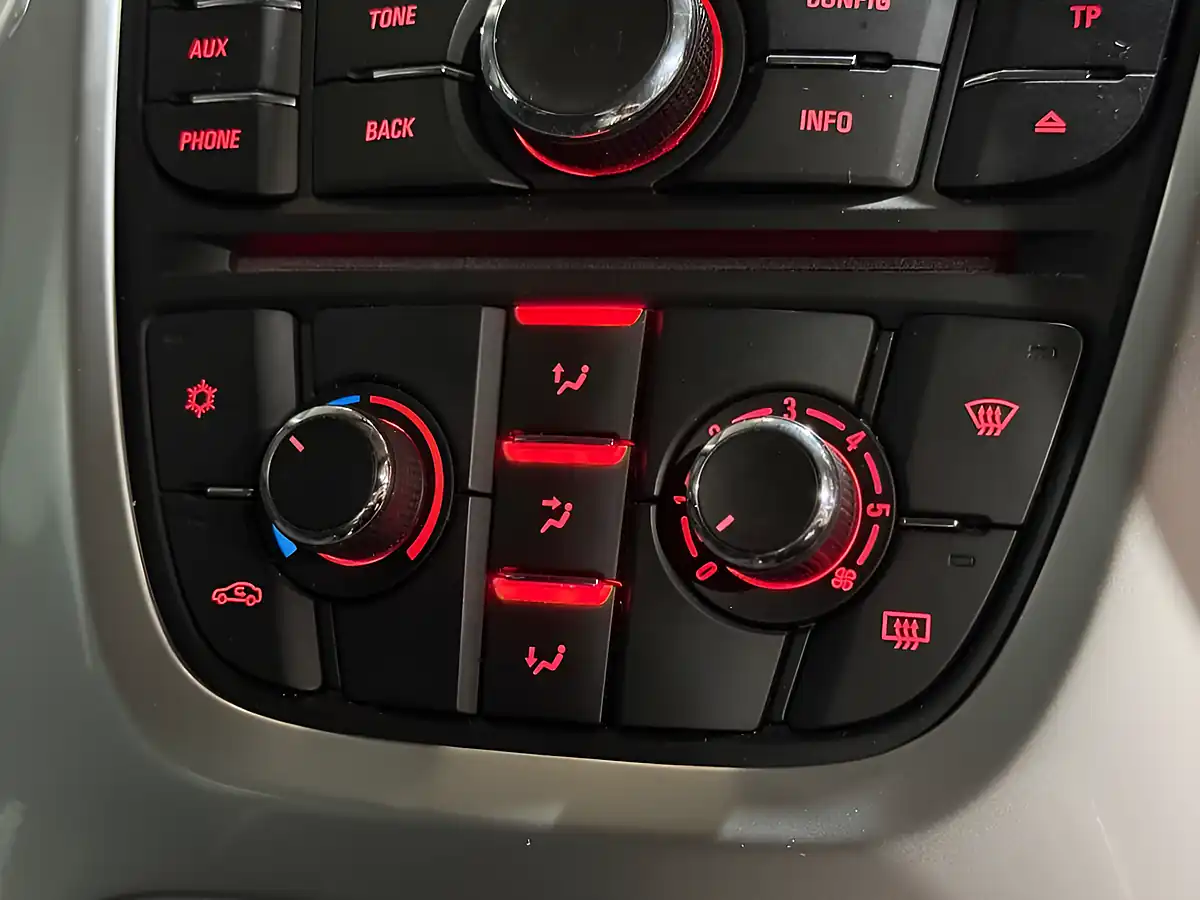 Used 2015 Vauxhall Astra Sri Green - Interior and Exterior details 16