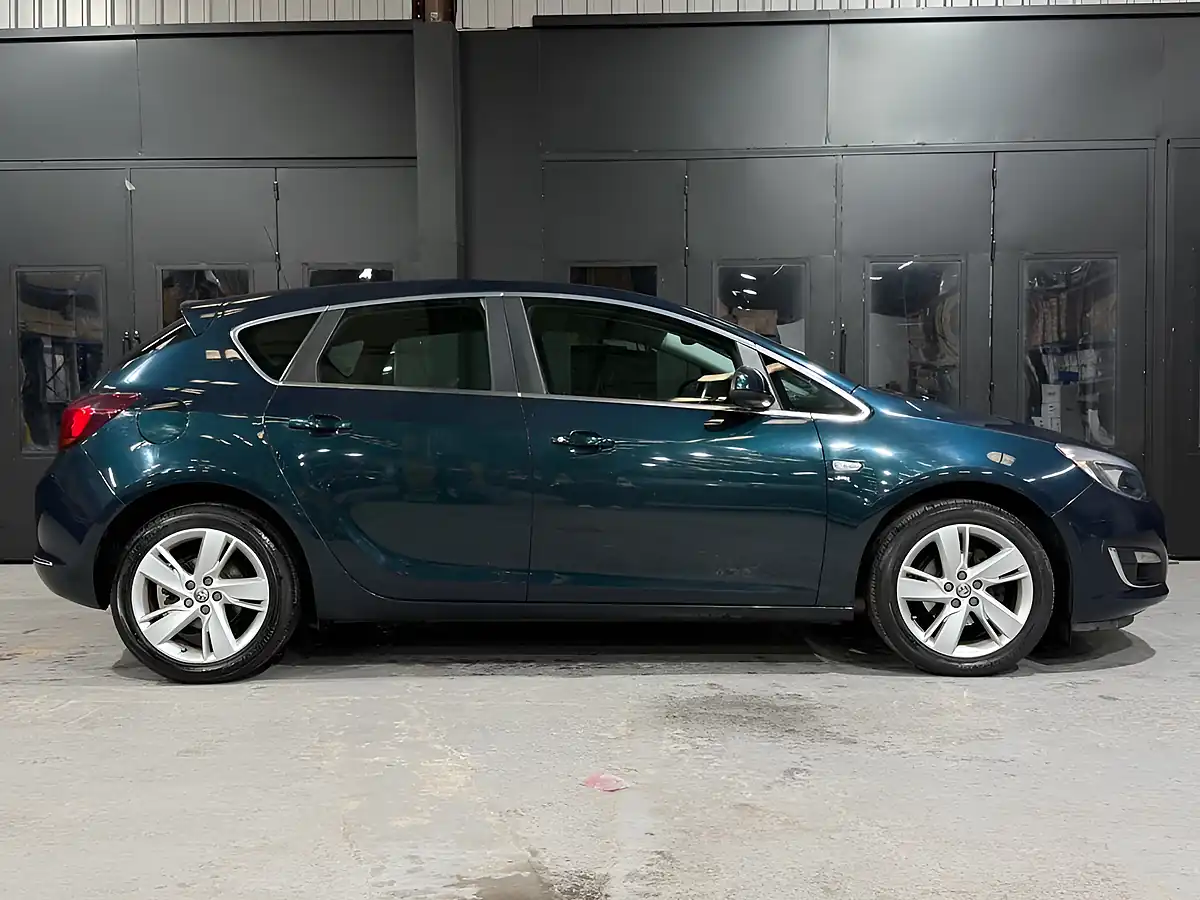 Used 2015 Vauxhall Astra Sri Green - Interior and Exterior details 4