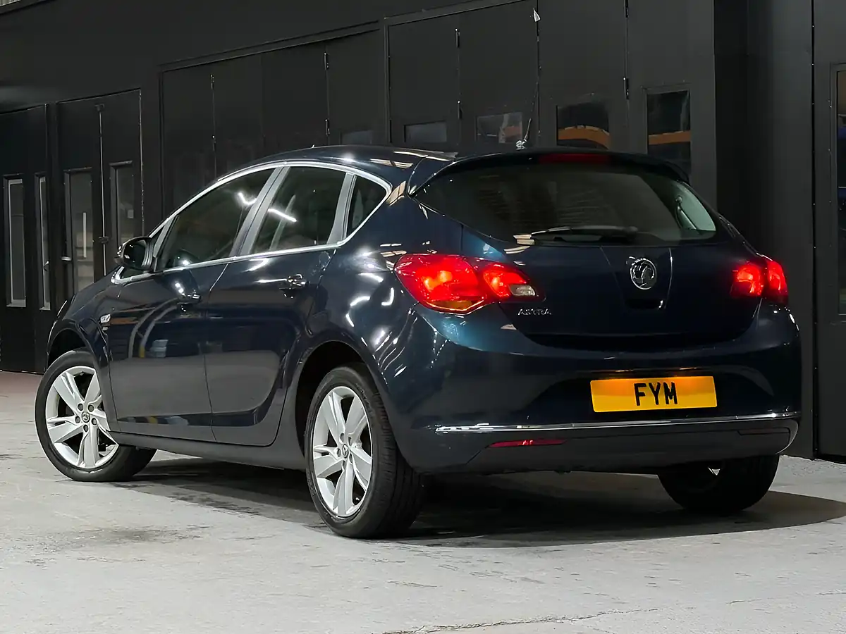Used 2015 Vauxhall Astra Sri Green - Interior and Exterior details 5