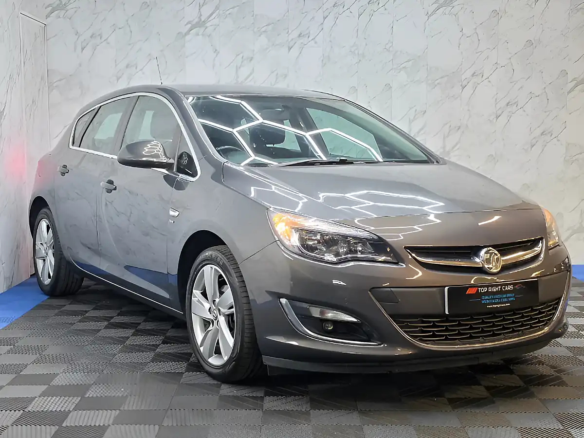 Used 2015 Vauxhall Astra Sri Grey - Front View