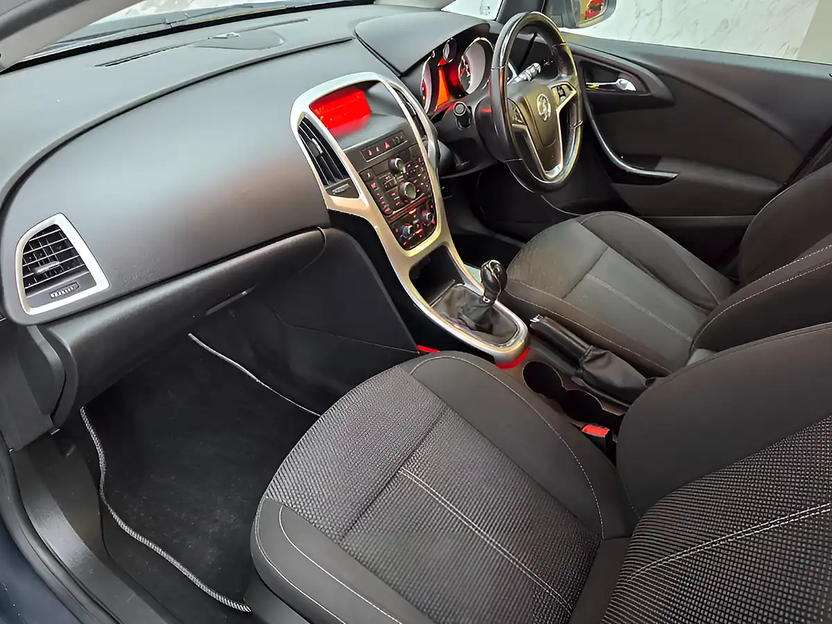Used 2015 Vauxhall Astra Sri Grey - Interior and Exterior details 14
