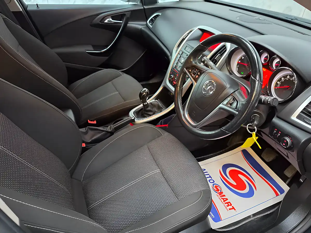 Used 2015 Vauxhall Astra Sri Grey - Interior and Exterior details 16