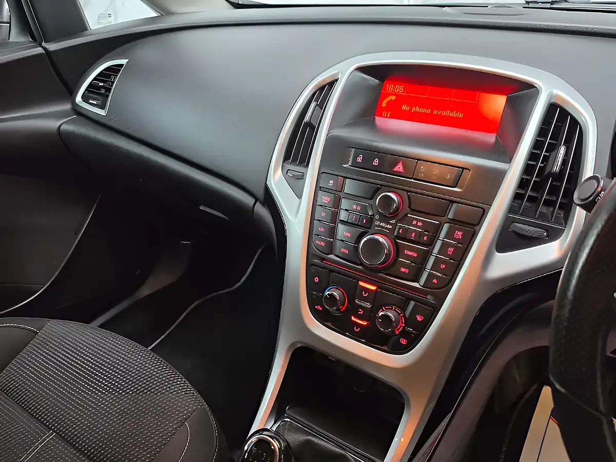 Used 2015 Vauxhall Astra Sri Grey - Interior and Exterior details 17