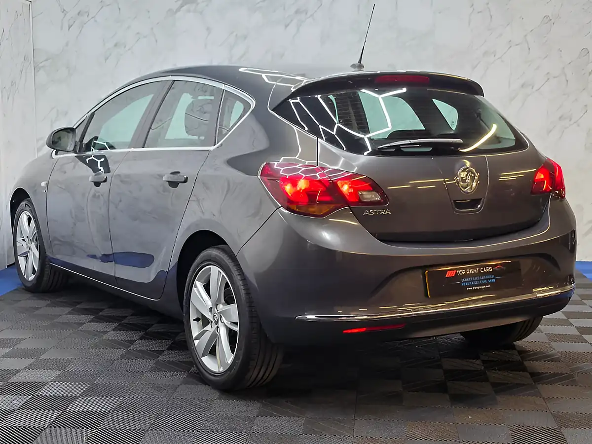 Used 2015 Vauxhall Astra Sri Grey - Interior and Exterior details 7