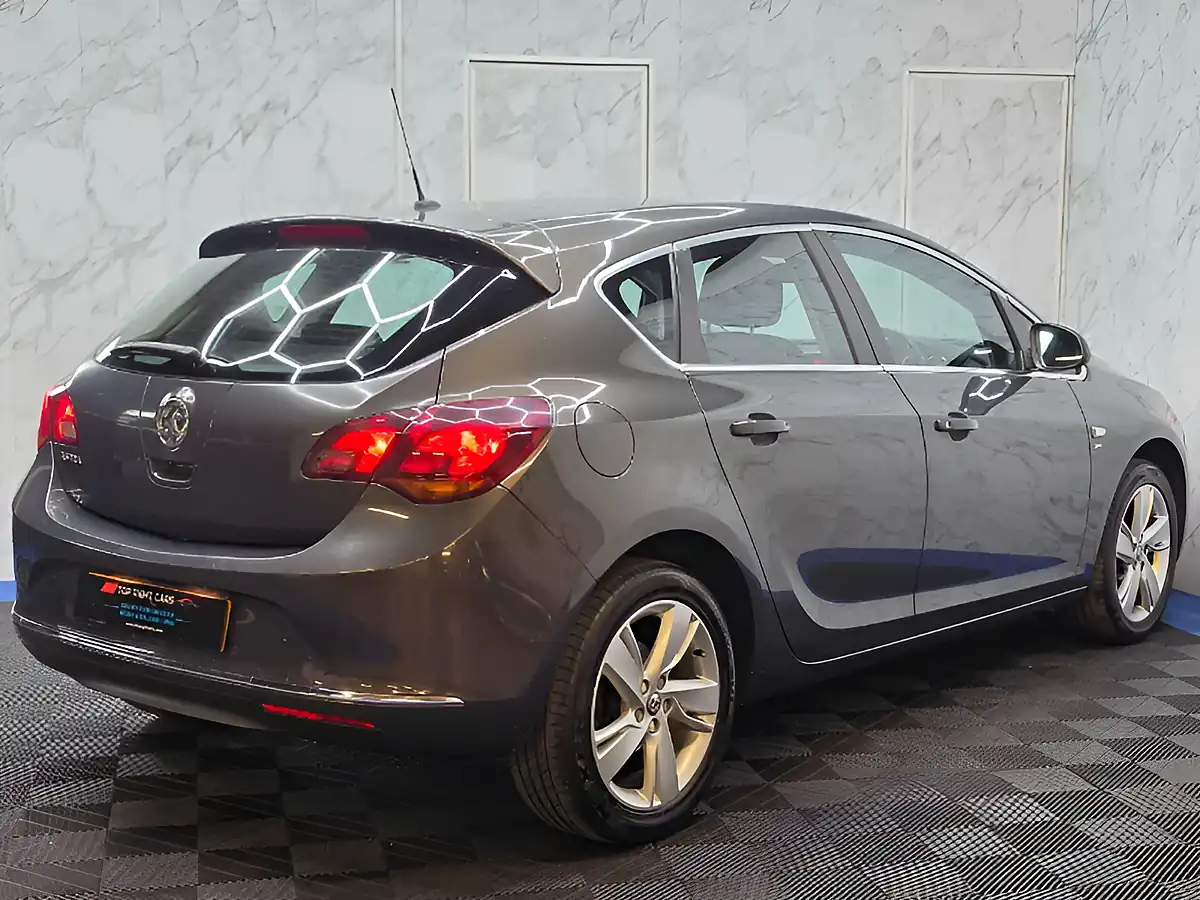 Used 2015 Vauxhall Astra Sri Grey - Interior and Exterior details 9