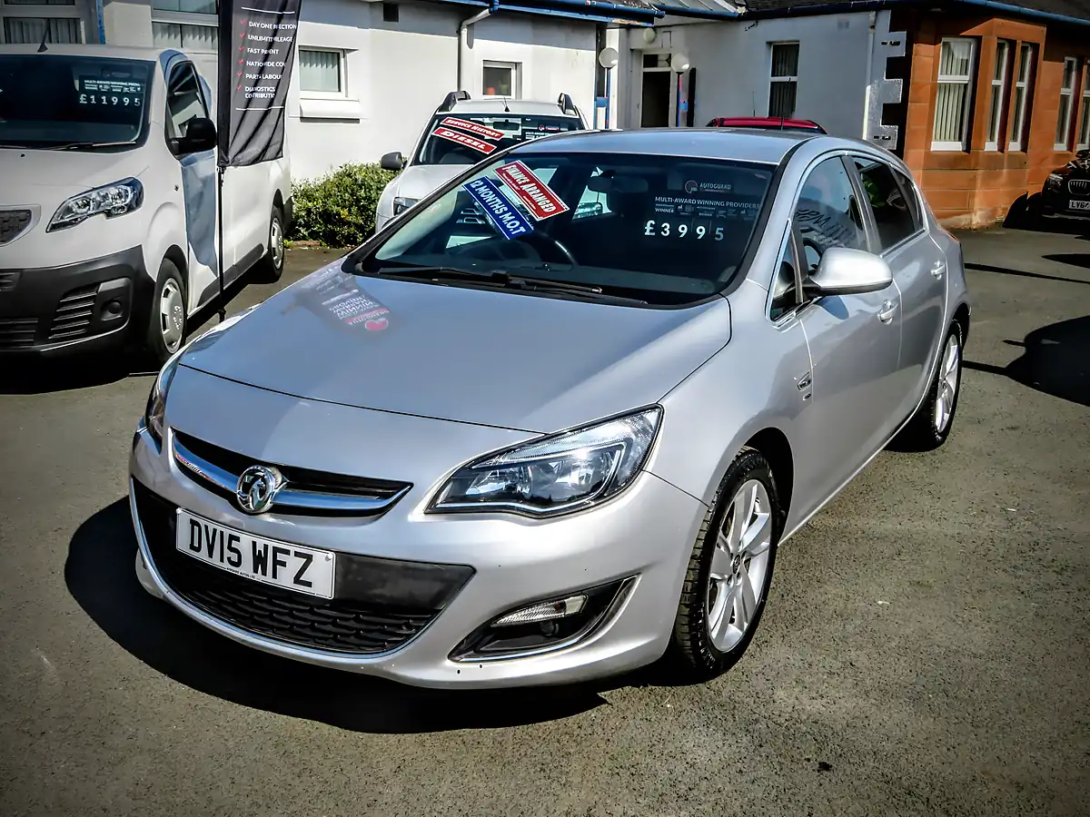 Used 2015 Vauxhall Astra Sri Metallic Silver - Front View