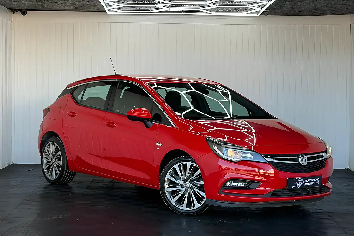 Used 2015 Vauxhall Astra Sri Red - Front View