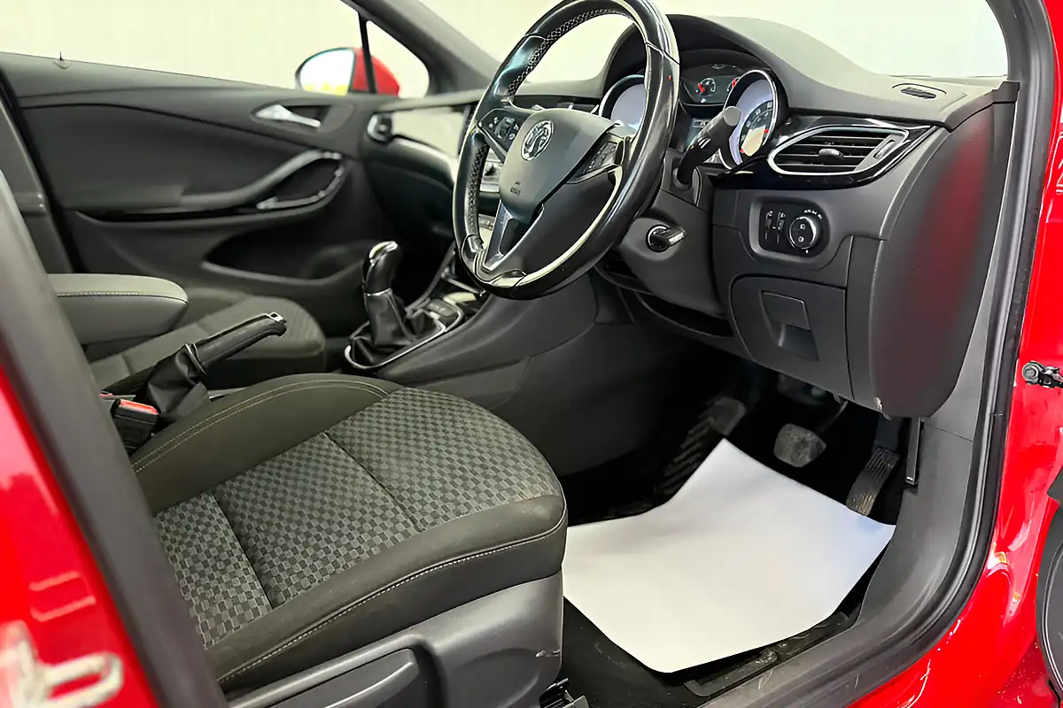 Used 2015 Vauxhall Astra Sri Red - Interior and Exterior details 12