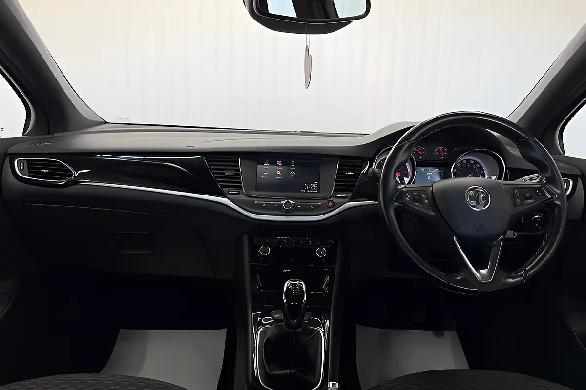 Used 2015 Vauxhall Astra Sri Red - Interior and Exterior details 14